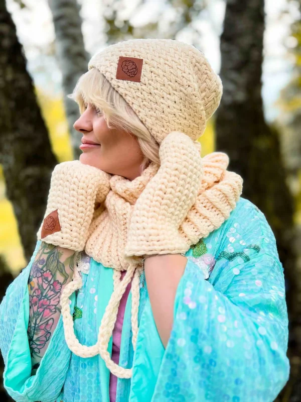 Czapka ręcznie robiona EXPLORER ,,Ecru"