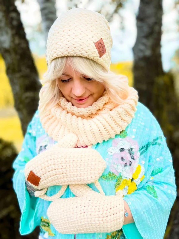 Czapka ręcznie robiona EXPLORER ,,Ecru"