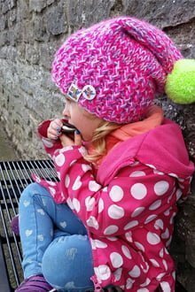 kolorowa czapka dla dziecka z pomponem