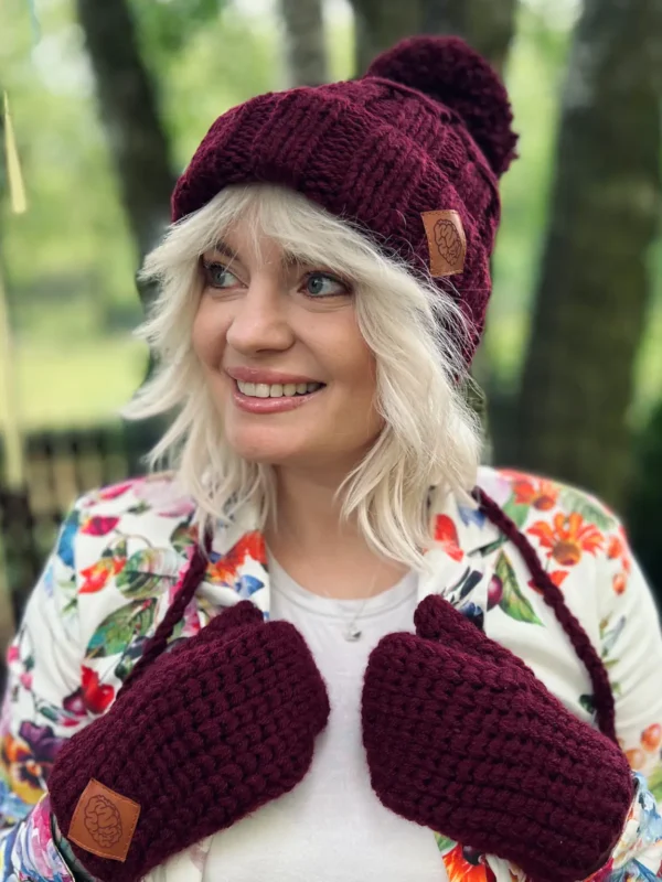 Czapka z dużym pomponem EUFORIA ,,Bordo"