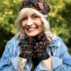 Modna czapka ENDORFINA "Czarne czerwienie"