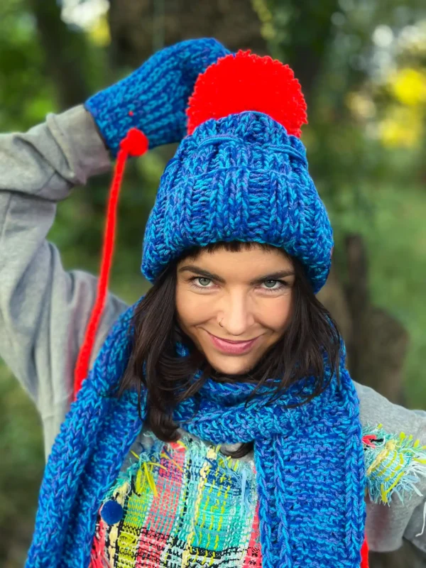 Czapka z wielkim pomponem EUFORIA ,,Niebieskości"
