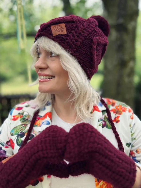 Stylowa czapka z pomponem HERO "Bordo"