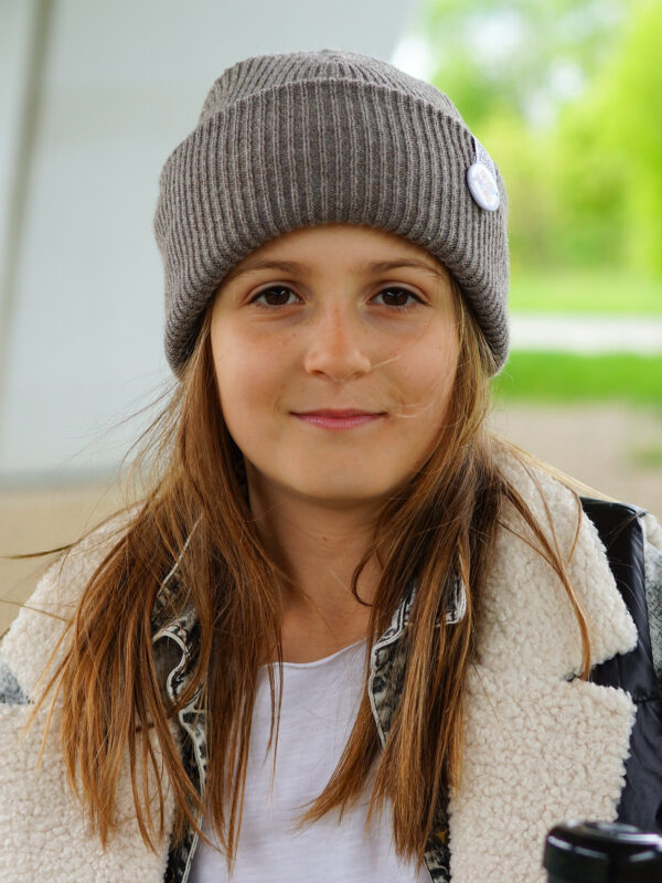 Czapka beanie dla dziecka logo kolorowe "Ciemny beż"