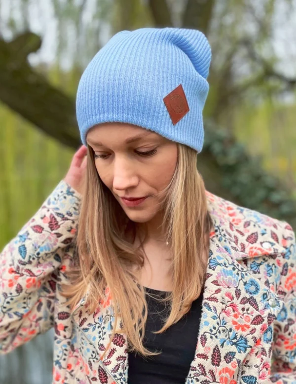 Czapka long logo ekoskórka "Jasny niebieski"