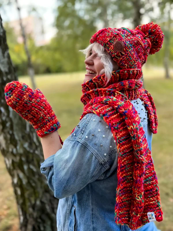 Czapka z dużym pomponem EUFORIA ,,Czerwienie"