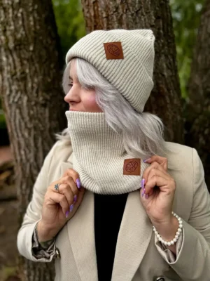 Czapka beanie logo ekoskórka "Jasny beż"