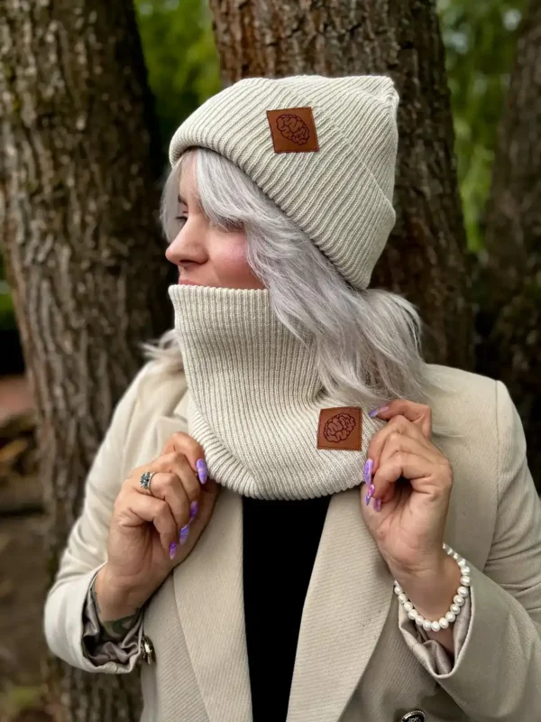 Czapka beanie logo ekoskórka "Jasny beż"