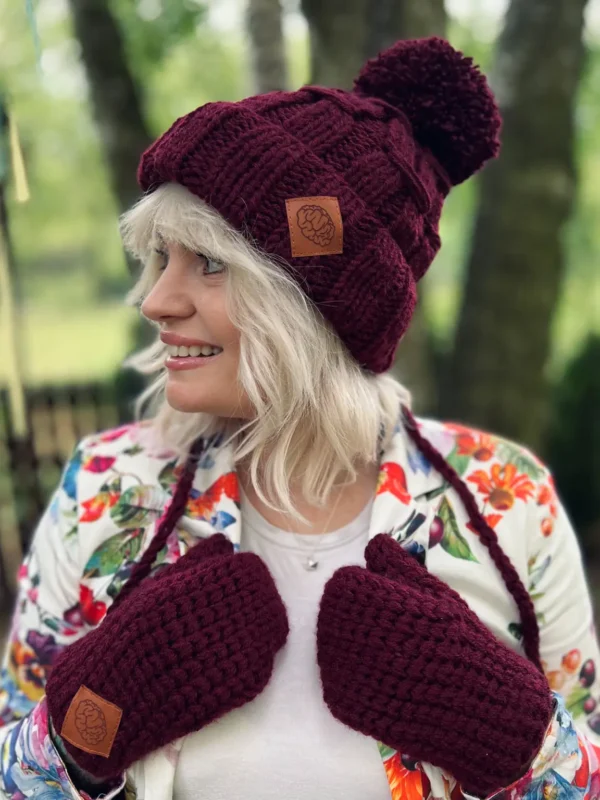 Czapka z dużym pomponem EUFORIA ,,Bordo"