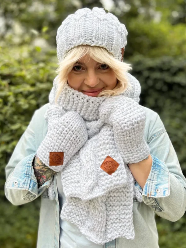 Czapka zimowa z pomponem SMILE "Wybielony szary"