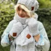 Czapka zimowa z pomponem SMILE "Wybielony szary"