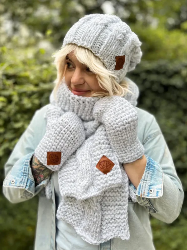 Czapka zimowa z pomponem SMILE "Wybielony szary"