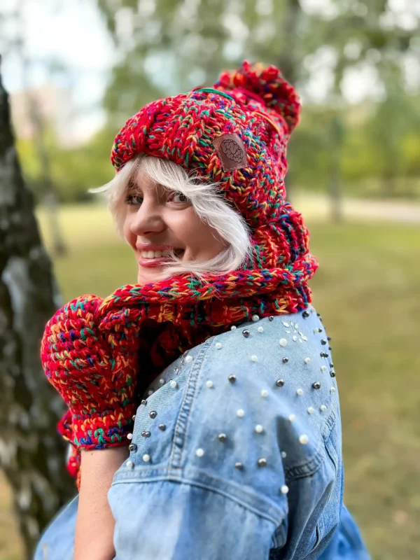 Czapka z dużym pomponem EUFORIA ,,Czerwienie"