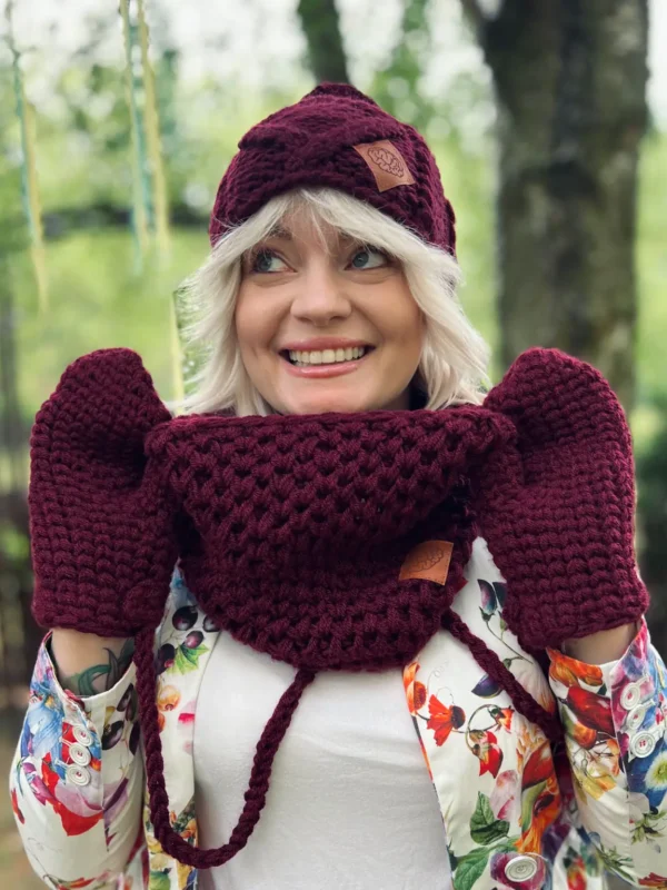 Stylowa czapka z pomponem HERO "Bordo"