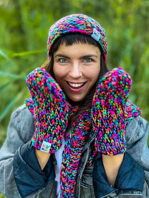 Rękawiczki handmade ze sznureczkiem ,,Czarne kolorki"