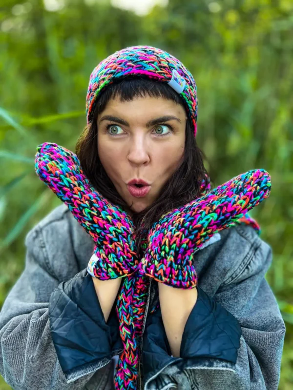 Rękawiczki handmade ze sznureczkiem ,,Czarne kolorki"