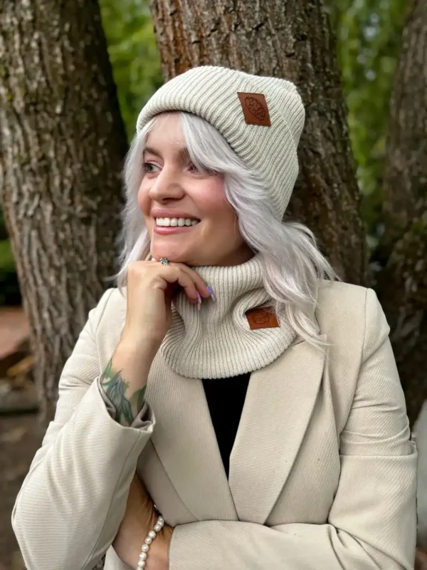 Czapka beanie logo ekoskórka "Jasny beż"