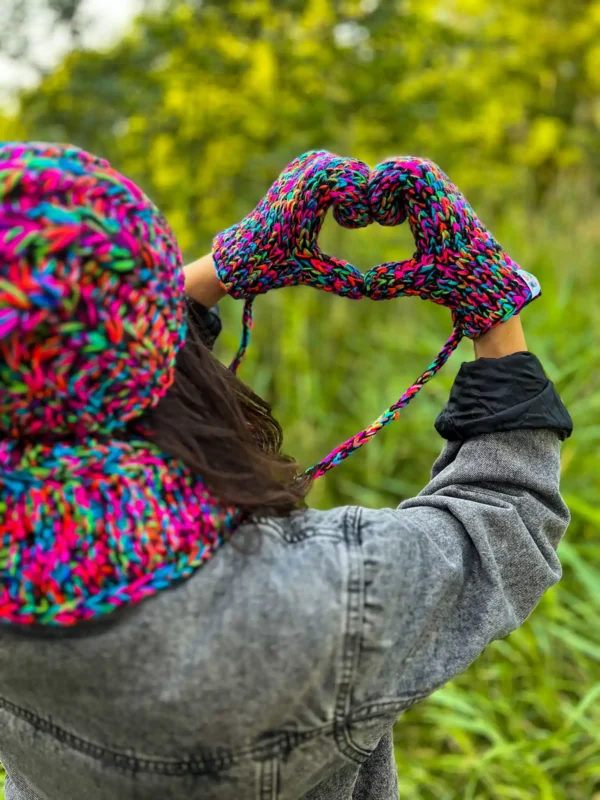 Rękawiczki handmade ze sznureczkiem ,,Czarne kolorki"