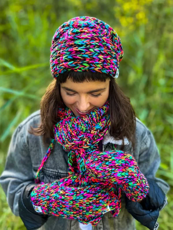 Rękawiczki handmade ze sznureczkiem ,,Czarne kolorki"