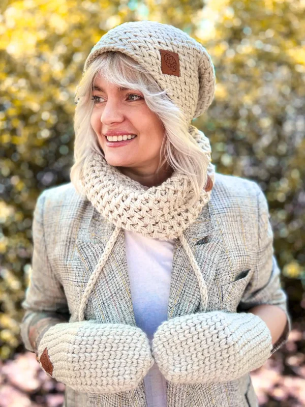 Rękawiczki handmade ze sznureczkiem ,,Jasny beż"