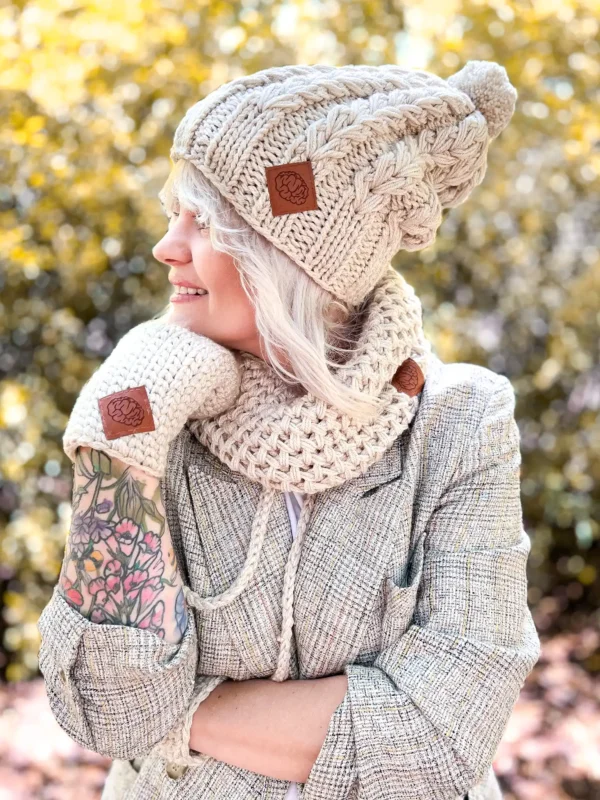 Rękawiczki handmade ze sznureczkiem ,,Jasny beż"