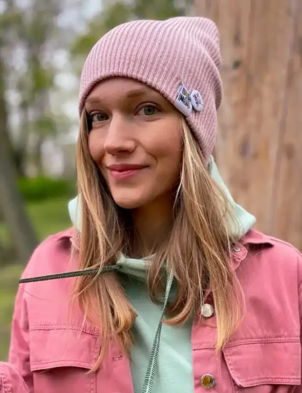 Czapka slouchy logo kolorowe "Jasny róż"