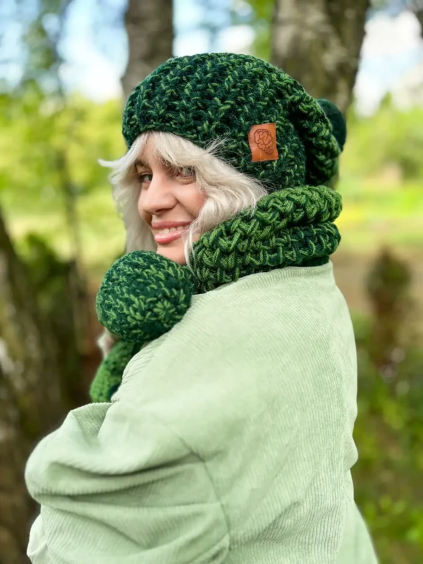 Czapka ręcznie robiona z pomponem ENERGY SHOT ,,Soczysta zieleń"