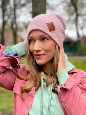 Czapka long logo ekoskórka "Jasny róż"