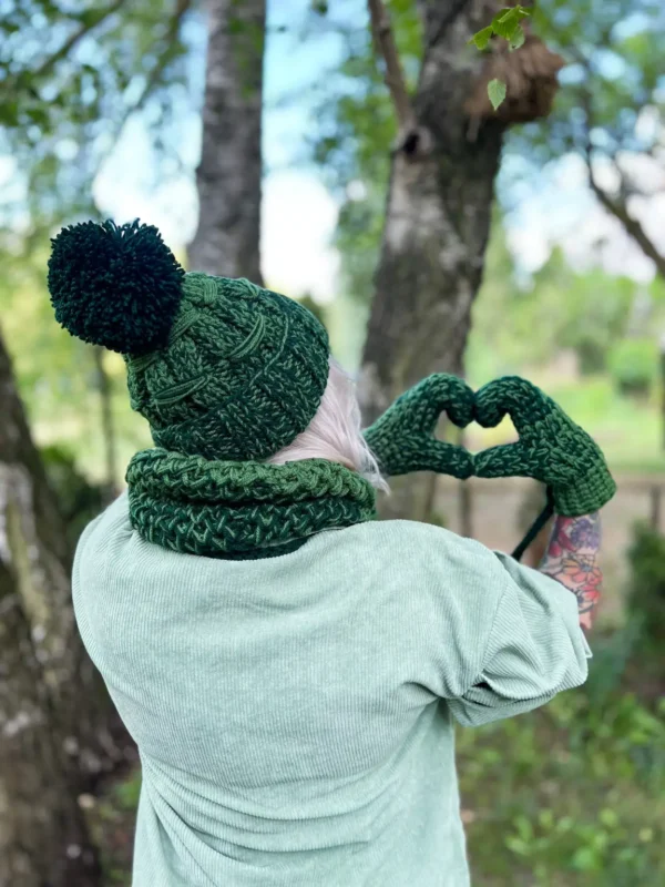 Czapka z dużym pomponem EUFORIA ,,Soczysta zieleń"