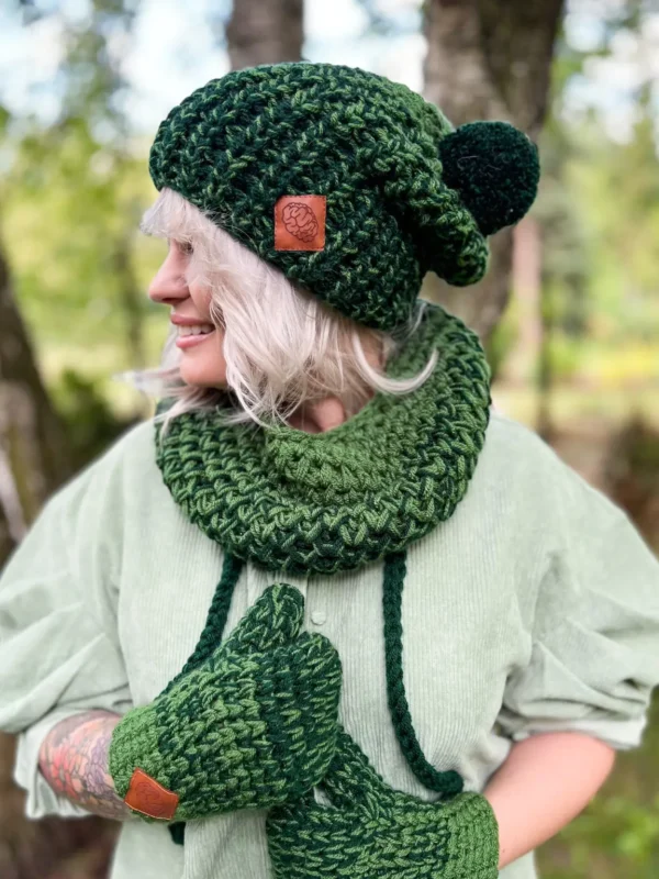 Czapka ręcznie robiona z pomponem ENERGY SHOT ,,Soczysta zieleń"