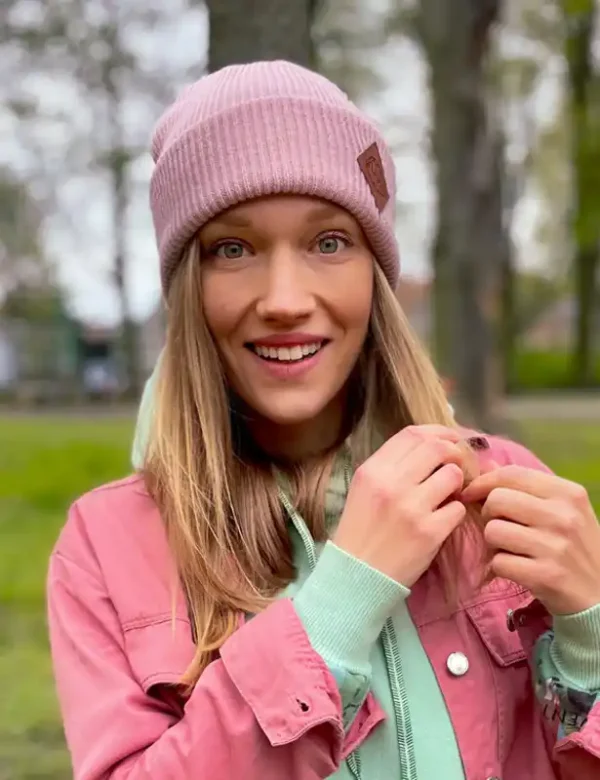 Czapka beanie logo ekoskórka "Jasny róż"