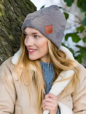 Czapka beanie logo ekoskórka "Ciemny beż"