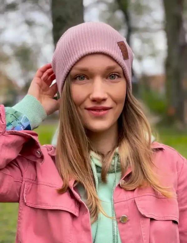 Czapka long logo ekoskórka "Jasny róż"