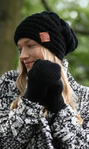 czarna czapka oversize merino