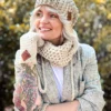 Luźna czapka z pomponem FOLLOW ME "Jasny beż"