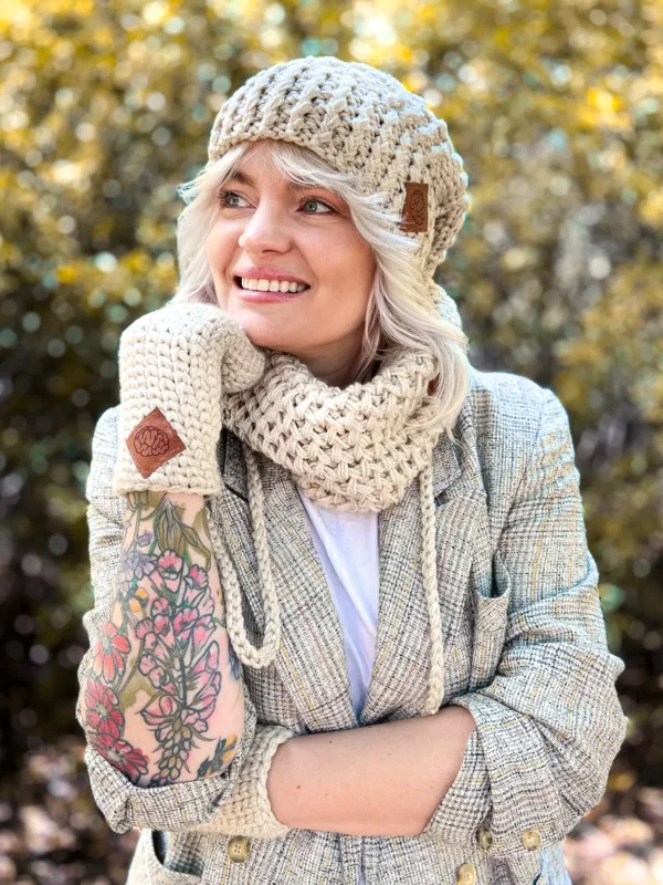 Luźna czapka z pomponem FOLLOW ME "Jasny beż"