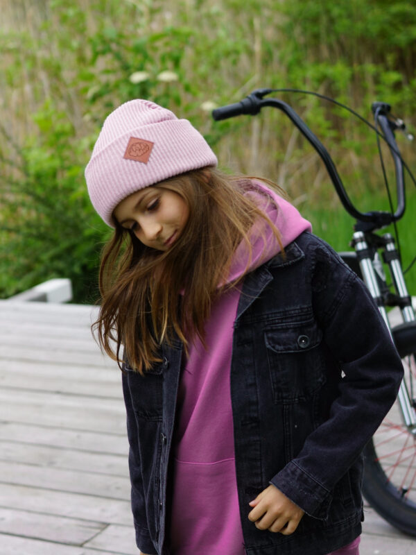 Modna czapka dla dziecka logo ekoskórka "Jasny róż"