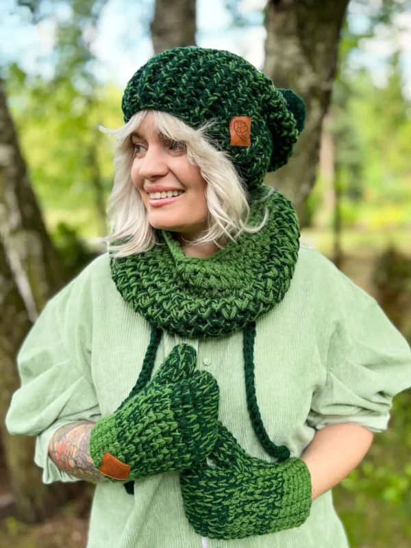 Czapka ręcznie robiona z pomponem ENERGY SHOT ,,Soczysta zieleń"