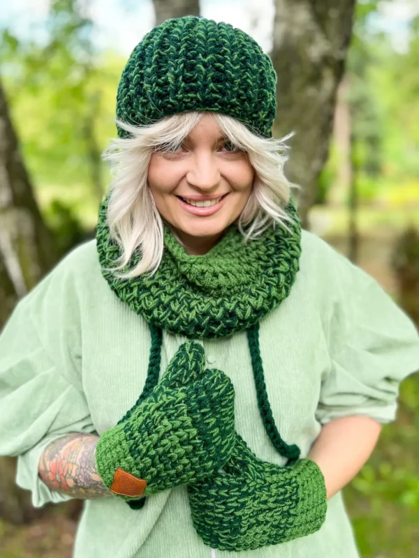 Czapka ręcznie robiona z pomponem ENERGY SHOT ,,Soczysta zieleń"