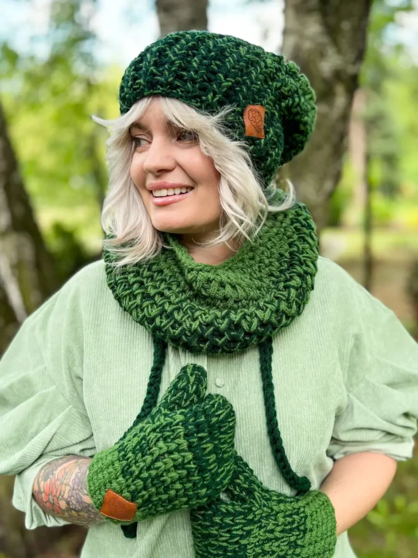 Czapka ręcznie robiona z pomponem ENERGY SHOT ,,Soczysta zieleń"