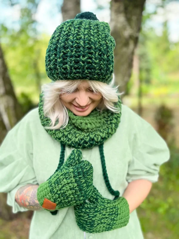 Czapka ręcznie robiona z pomponem ENERGY SHOT ,,Soczysta zieleń"