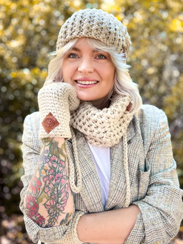 Luźna czapka z pomponem FOLLOW ME "Jasny beż"