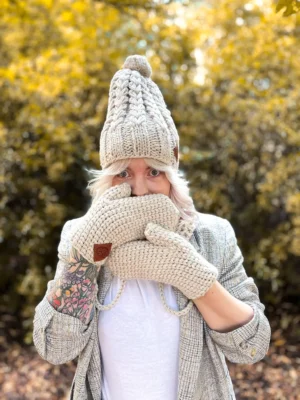 Rękawiczki handmade ze sznureczkiem ,,Jasny beż"