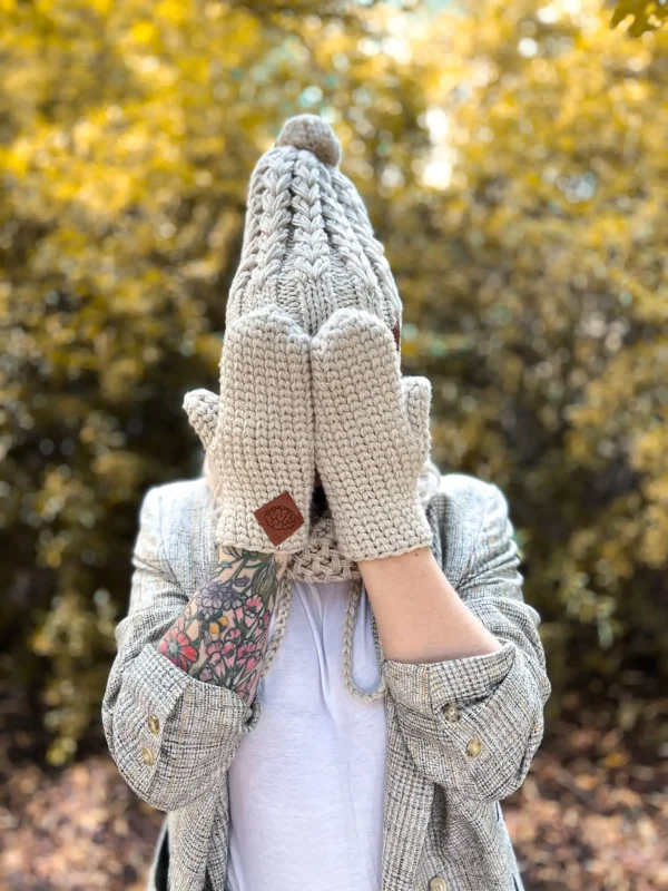 Rękawiczki handmade ze sznureczkiem ,,Jasny beż"