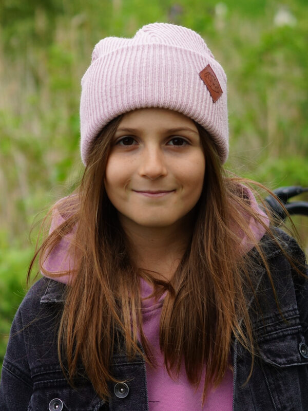 Modna czapka dla dziecka logo ekoskórka "Jasny róż"