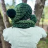 Czapka ręcznie robiona z pomponem ENERGY SHOT ,,Soczysta zieleń"