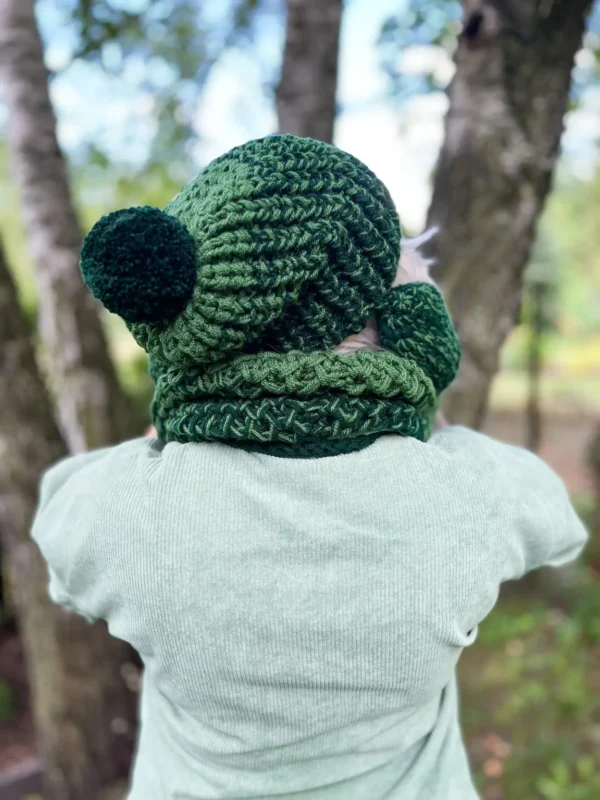 Czapka ręcznie robiona z pomponem ENERGY SHOT ,,Soczysta zieleń"
