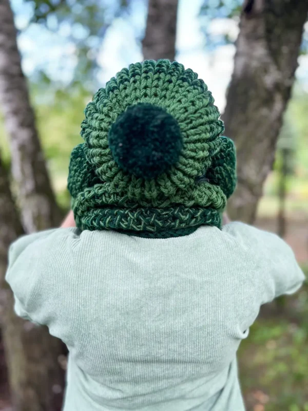 Czapka ręcznie robiona z pomponem ENERGY SHOT ,,Soczysta zieleń"