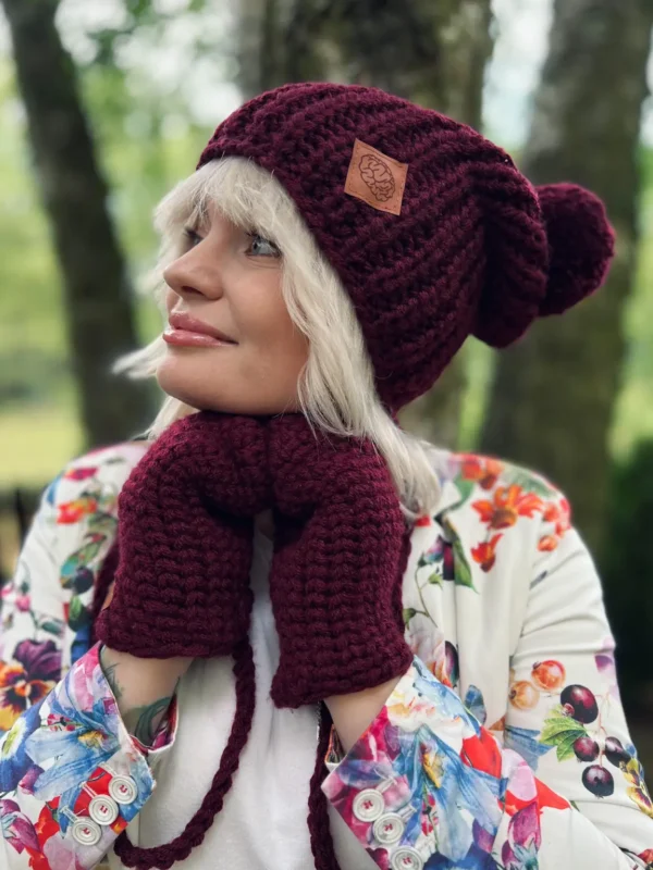 Czapka ręcznie robiona z pomponem ENERGY SHOT ,,Bordo"