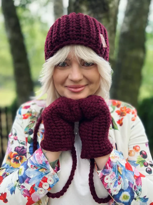 Czapka ręcznie robiona z pomponem ENERGY SHOT ,,Bordo"
